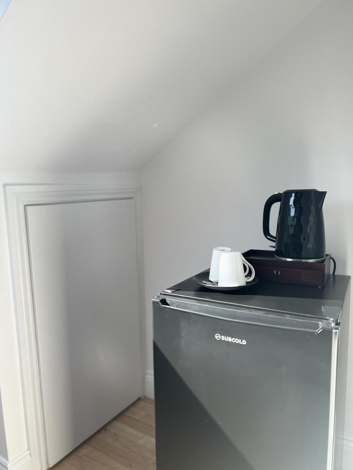 4 Wharncliffe Drive Hanwell Quarto foto